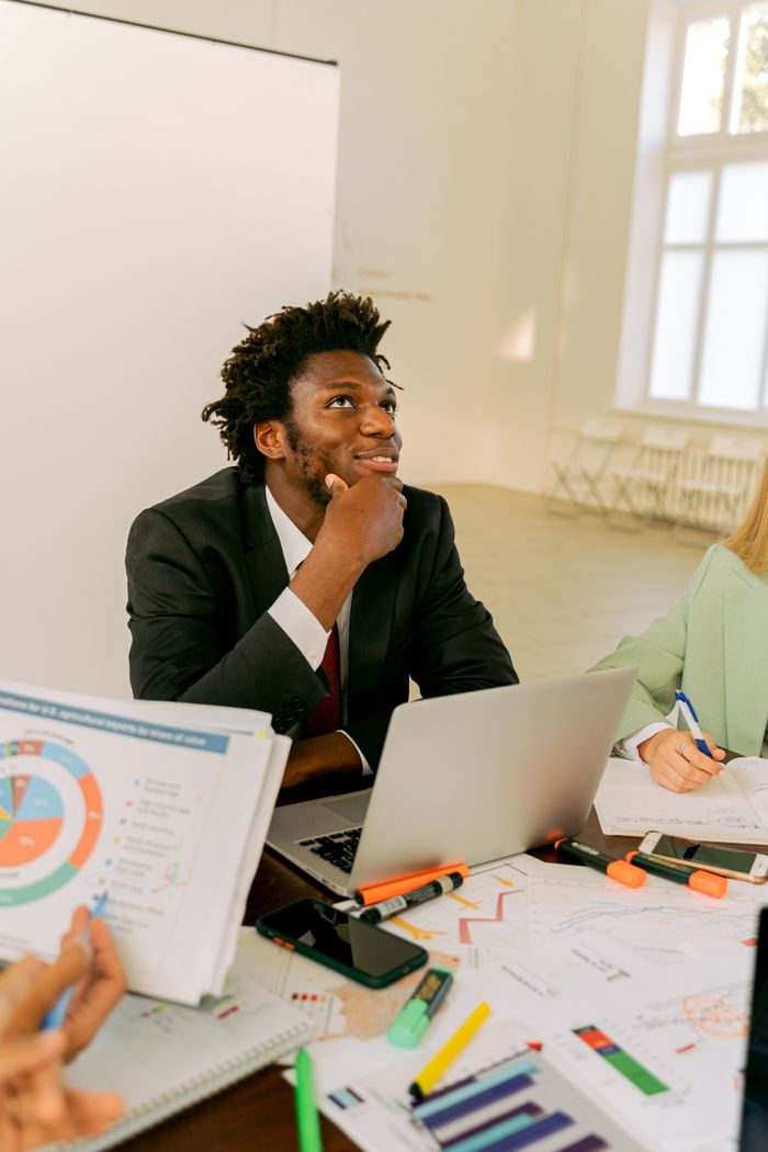 Entreprise Business professional brainstorming in a modern office setting.